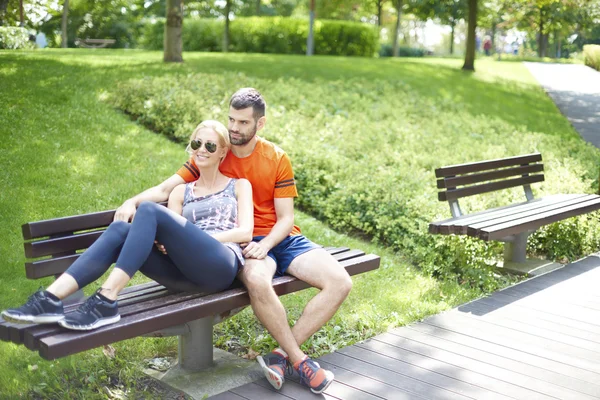 Jeune couple assis — Photo