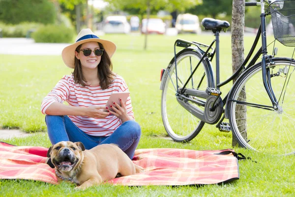 Young woman using digital tablet — Stock Photo, Image