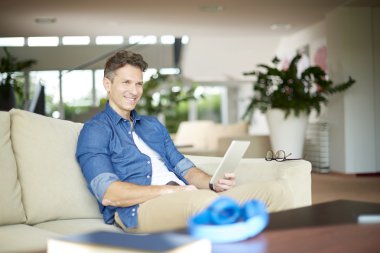 Dijital tablet ile rahat adam 