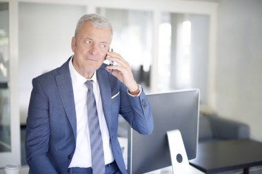 işadamı içinde yazıhane telefon ile