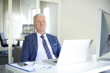 Ofisinde ciddi iş adamı