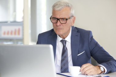 İş yerinde mali iş adamı 