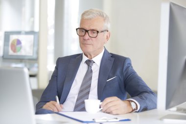 İş yerinde mali iş adamı 