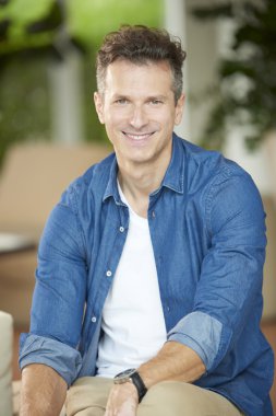 Kendine güvenen olgun adam 