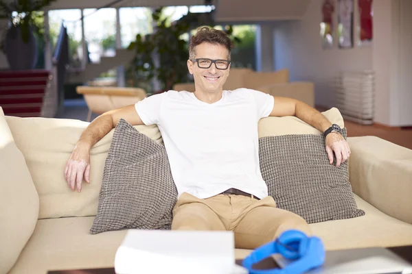 Casual handsome man relaxing at home — Stock Photo, Image