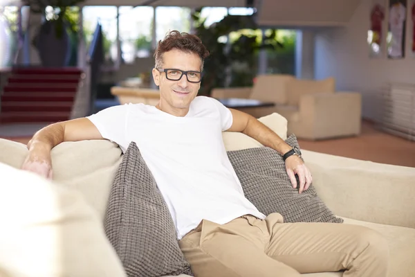 Man relaxing at home  on couch — Stockfoto