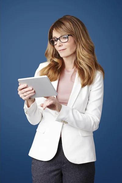 Professionele vrouw met digitale tablet — Stockfoto