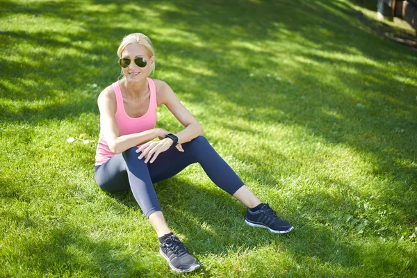 Woman sitting in the grass and relaxing — Stock Photo, Image