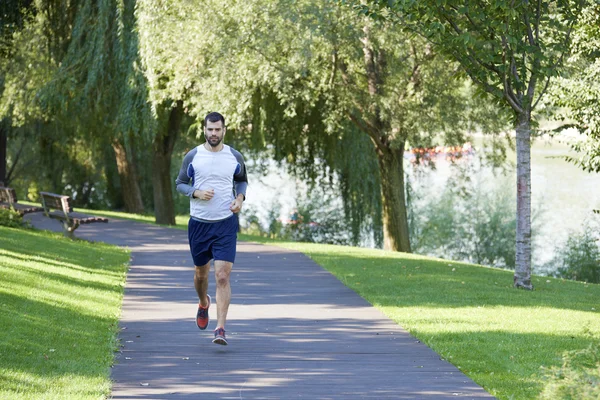 Ung man springer utomhus. — Stockfoto