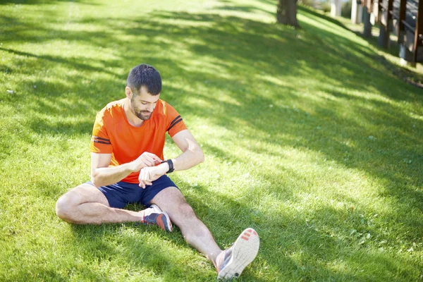 Homem verificando seu relógio desportivo — Fotografia de Stock