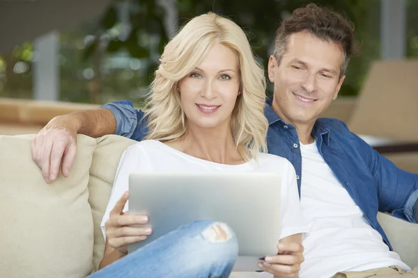 Casal feliz com laptop em casa — Fotografia de Stock