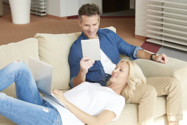 Couple surfing on internet at home — Stockfoto