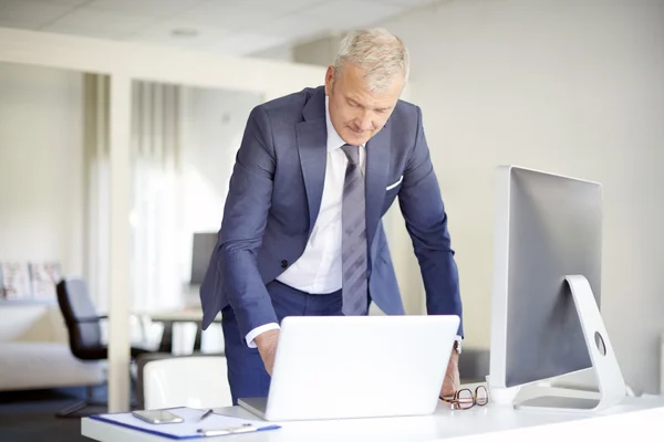 Uomo d'affari anziano con laptop — Foto Stock