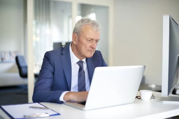 Uomo d'affari anziano che lavora online — Foto Stock