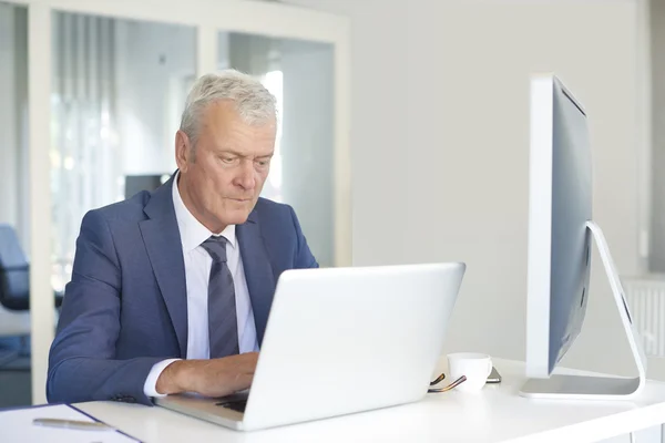 Senior businessman working online — Stockfoto
