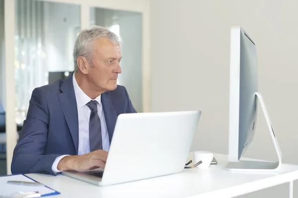 Senior businessman working online — Stockfoto