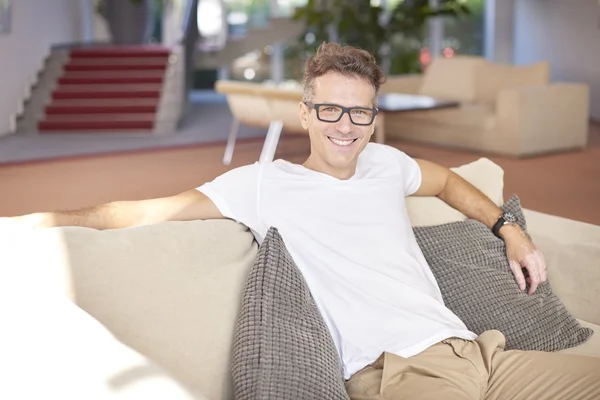 Confident casual man at home — Stock fotografie