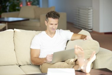  onun laptop oturma sırasında kullanan adam