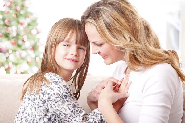 Mother looking at her daughter affectionately — Stockfoto