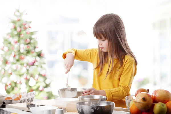 Meisje thuis koken bij Kerstmis. — Stockfoto