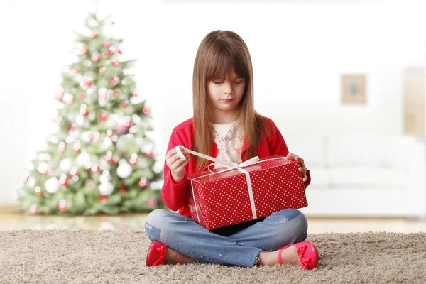 Fille ouvrant son cadeau de Noël — Photo