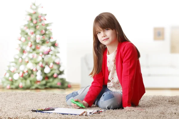 Bambina colorare il suo libro . — Foto Stock