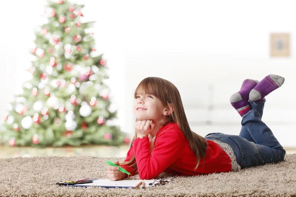 Niedliches kleines Mädchen auf dem Boden liegend — Stockfoto