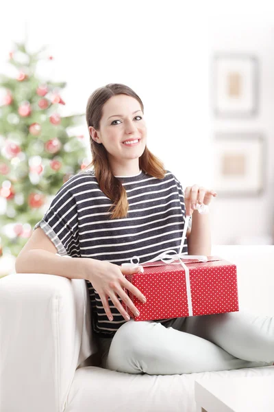 Mulher abrindo sua caixa de presente de Natal — Fotografia de Stock