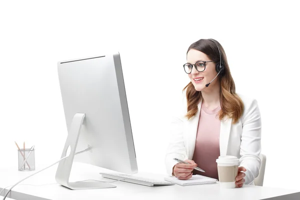 Support agent sitting at her workplace — Stockfoto