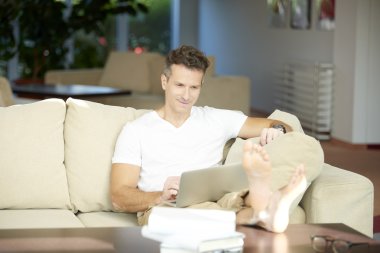  onun laptop oturma sırasında kullanan adam