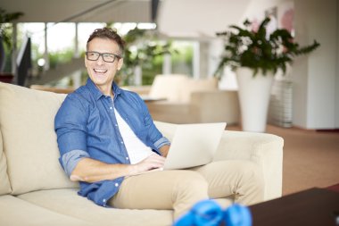  onun laptop oturma sırasında kullanan adam