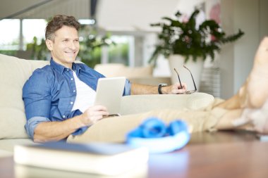  onun tableti dinlenirken kullanan adam