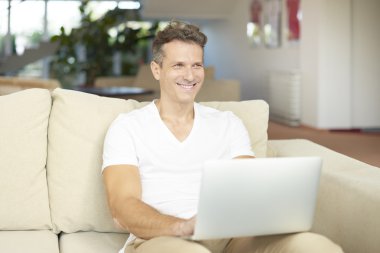  kendi dizüstü kullanan adam