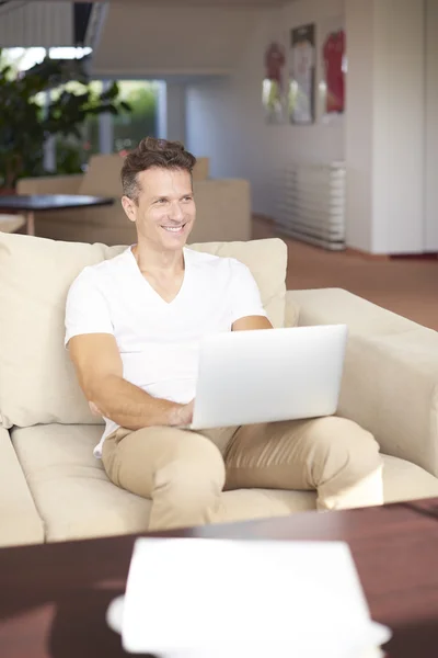 Man using his laptop while sitting — Φωτογραφία Αρχείου