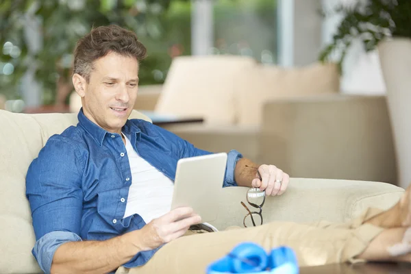 A man using his digtial tablet — Stock fotografie