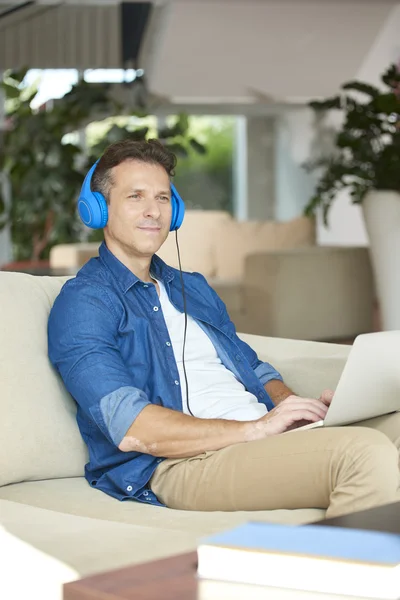 Hombre escuchando música — Foto de Stock