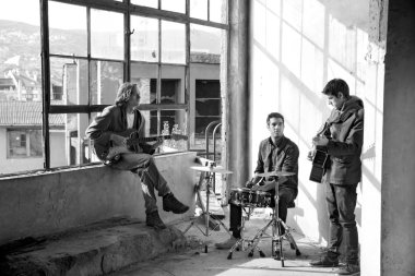 müzik çalan bir rock bankası.
