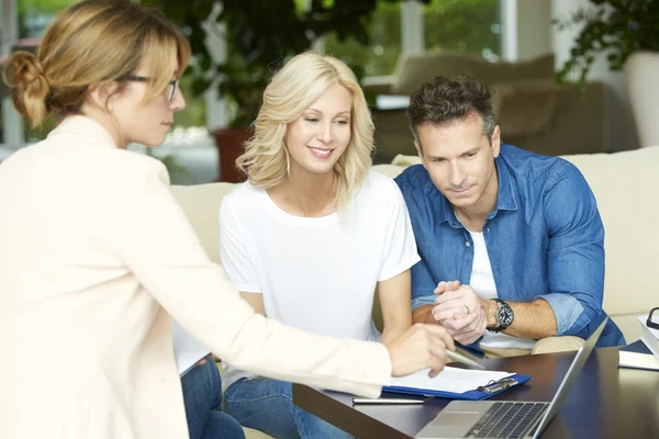 Businesswoman consulting middle aged couple — Stock Photo, Image