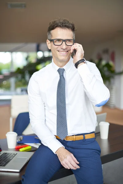 Усміхнений бізнесмен робить дзвінок — стокове фото