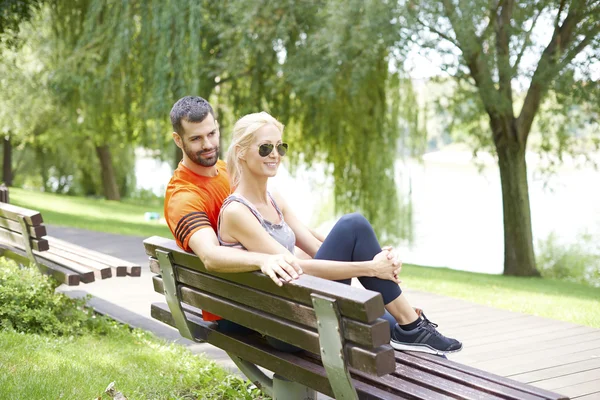 Casal relaxante após o treino matinal — Fotografia de Stock