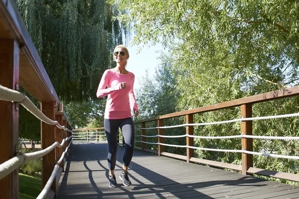 Hermosa joven corriendo —  Fotos de Stock