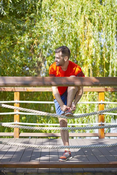 Homem relaxante após a corrida da manhã . — Fotografia de Stock