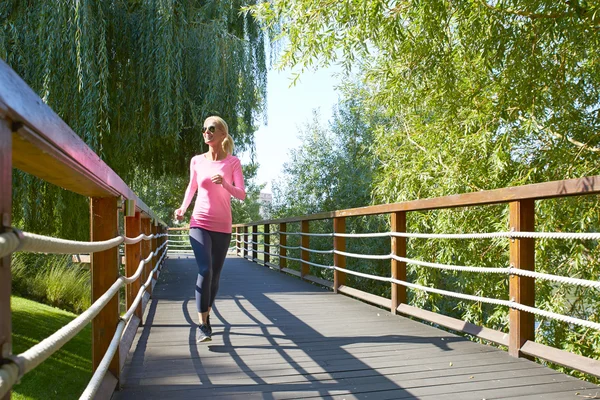 Hermosa joven corriendo —  Fotos de Stock