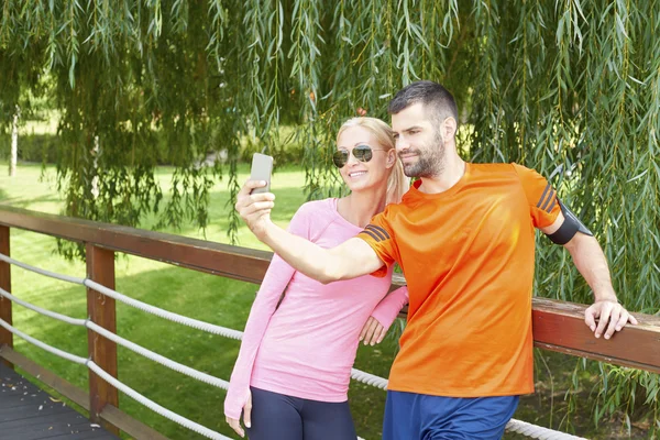 Lyckliga par som tar selfie — Stockfoto