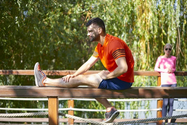 Homem esticando após a corrida morining — Fotografia de Stock