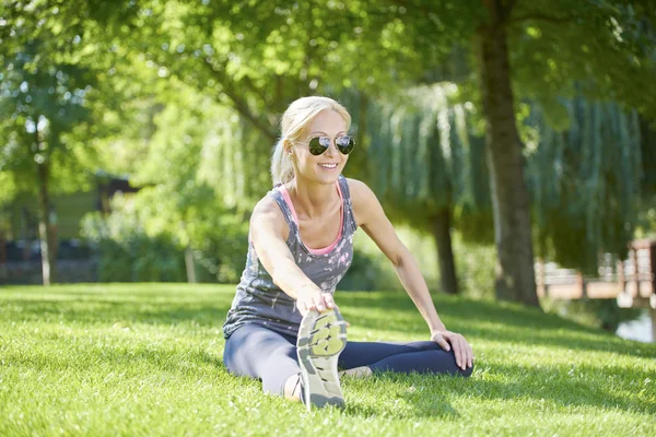 Beautiful blond woman warming up — Stock Photo, Image