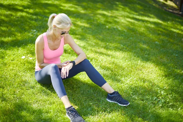 Woman watching her sportwatch — Stock Photo, Image
