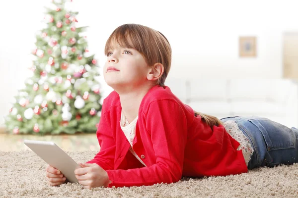 Meisje bedrijf digitale Tablet PC — Stockfoto