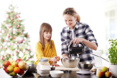  kızı ve anne çerezleri fırın 