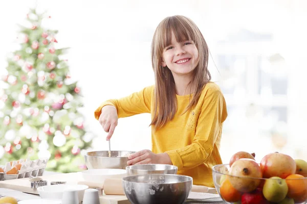 Schattig littlet meisje koken — Stockfoto